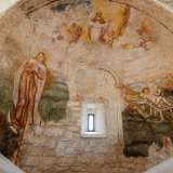 ...e la figura della Madonna con il sole, fonte di luce, alle sue spalle. Al centro invece c�� San Sisto Papa con quattro angeli